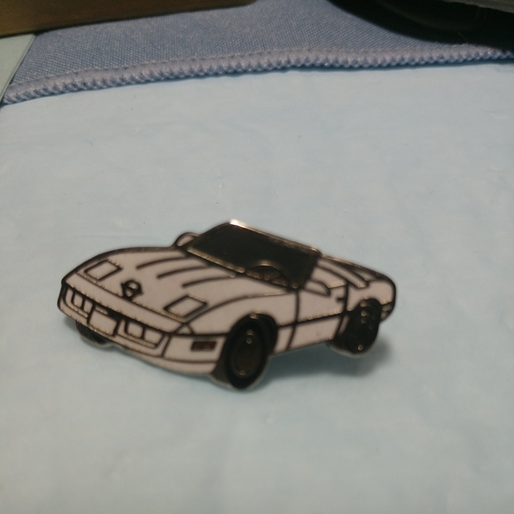 CHEVROLET CORVETTE C4 STYLE WHITE CONVERTIBLE AUTOMOTIVE HAT PIN LAPEL PIN.1997 - Picture 4 of 6